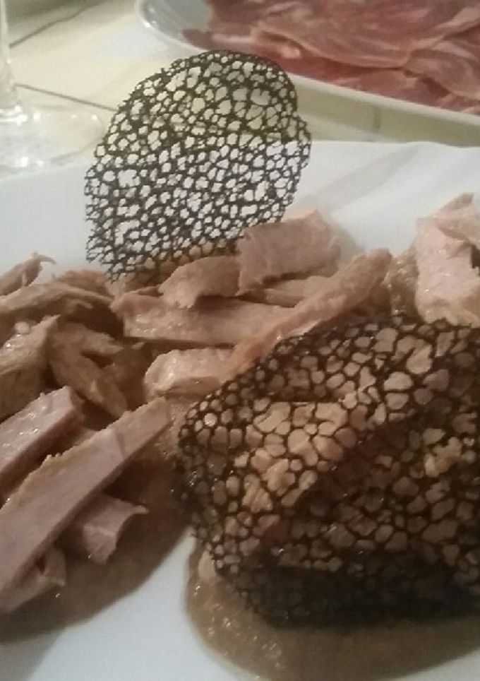 Una foto de Ventresca sobre caramelo templado de cebolla