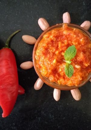 લાલ મરચાની ચટણી(Red chilli chatney recipe in Gujarati) રેસીપી મુખ્ય ફોટો