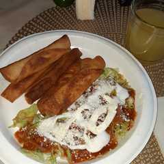 Una foto de Tacos dorados con salchicha 🍽👍👌👌😁🤤🤤🤤