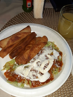 Una foto de Tacos dorados con salchicha 🍽👍👌👌😁🤤🤤🤤