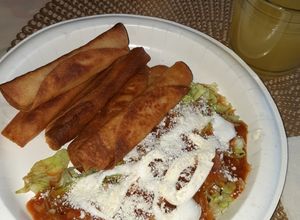 Una foto de Tacos dorados con salchicha 🍽👍👌👌😁🤤🤤🤤