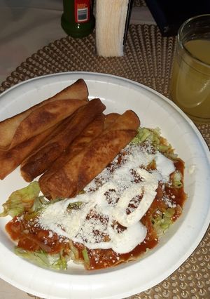 Una foto de Tacos dorados con salchicha 🍽👍👌👌😁🤤🤤🤤