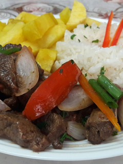Una foto de Lomo saltado peruano 👌