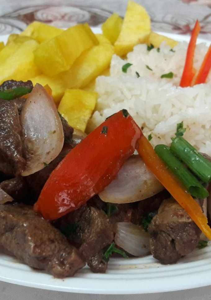 Una foto de Lomo saltado peruano 👌
