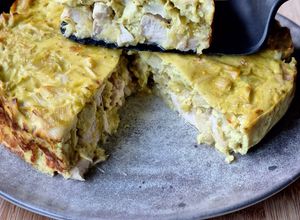 Une photo de Quiche sans pâte, poulet, curry, poireaux et crème de coco