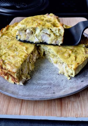 Une photo de Quiche sans pâte, poulet, curry, poireaux et crème de coco