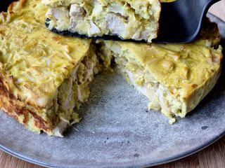 Quiche sans pâte, poulet, curry, poireaux et crème de coco