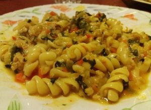 Una foto de One-pot-pasta con vegetales y proteína de soja
