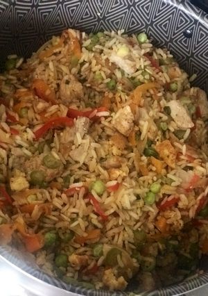 Una foto de Arroz con cerdo y vegetales