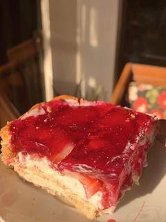 Una foto de Tarta de frutilla y gelatina
