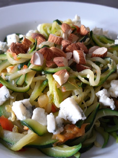 Una foto de Espaguetis de calabacín con gorgonzola y almendras