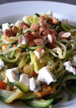 Foto principal de Espaguetis de calabacín con gorgonzola y almendras
