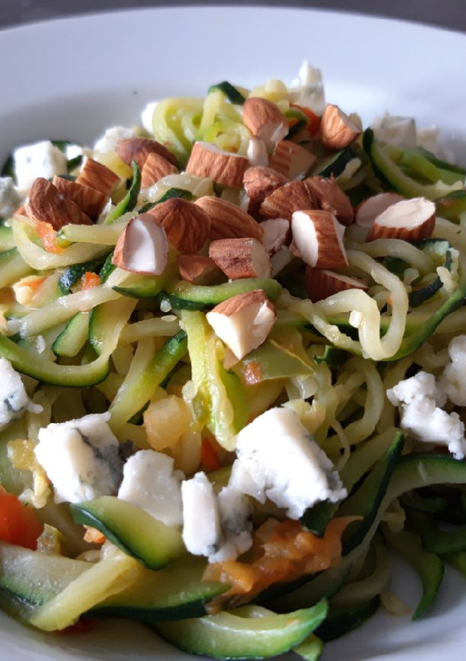Una foto de Espaguetis de calabacín con gorgonzola y almendras