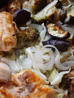 Una foto de Salmón con verduras
