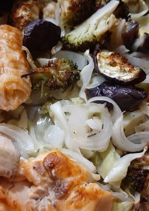 Una foto de Salmón con verduras