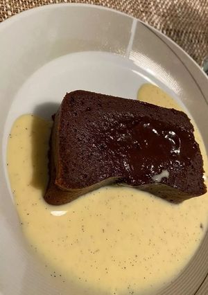 Une photo de Cake🍰 chocolat noir🍫 et sa crème anglaise🍧