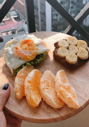 Hình của món Bánh mì trứng ốp + bánh mì chuối + cam ngọt.