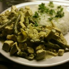 A picture of Tofu Thai Green Curry.