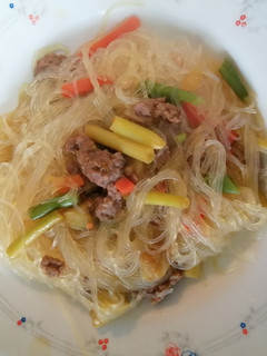 Una foto de Pasta oriental con verduras y carne