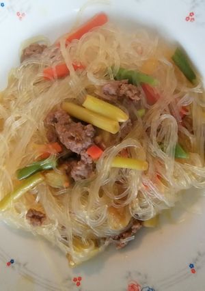 Una foto de Pasta oriental con verduras y carne