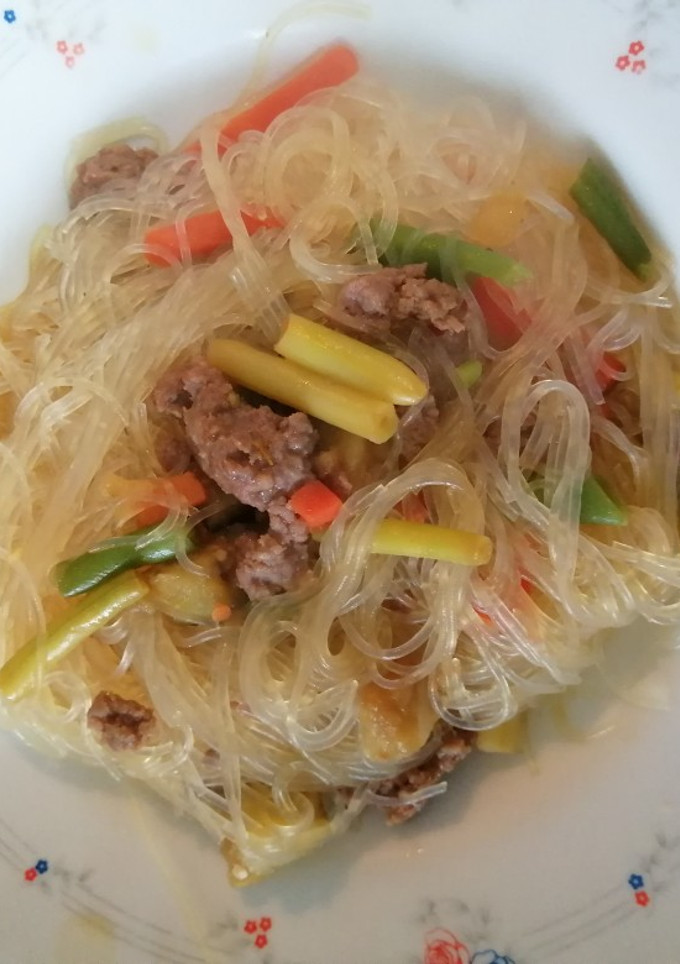 Una foto de Pasta oriental con verduras y carne