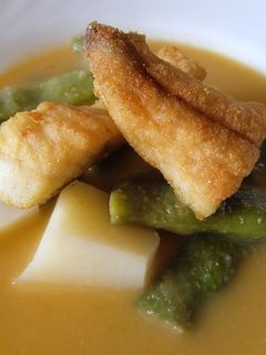 Una foto de Lubina con judías verdes en salsa de pimientos