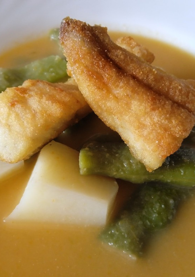 Una foto de Lubina con judías verdes en salsa de pimientos