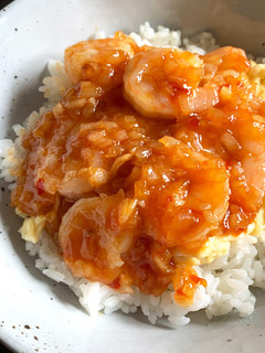 A picture of Sweet Chilli Prawns & Egg Rice Bowl.