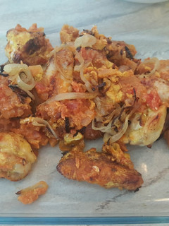 Una foto de Alitas al curry con huevo
