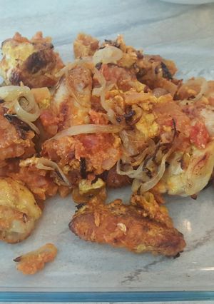 Una foto de Alitas al curry con huevo