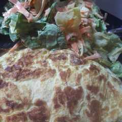 Una foto de Omelette con ensalada saludable