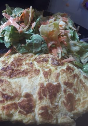 Una foto de Omelette con ensalada saludable