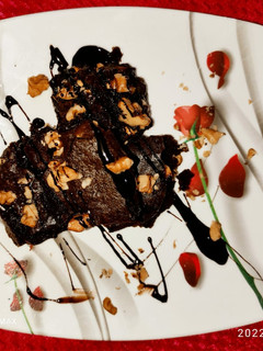 वॉलनट ब्राउनी (Walnut brownie recipe in marathi) रेसिपी चे मुख्य फोटो