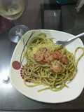 Spaghetti al pesto con camarones