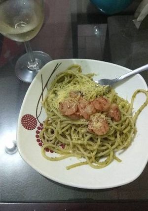 Una foto de Spaghetti al pesto con camarones