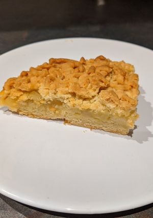 A picture of Apple pear pie.
