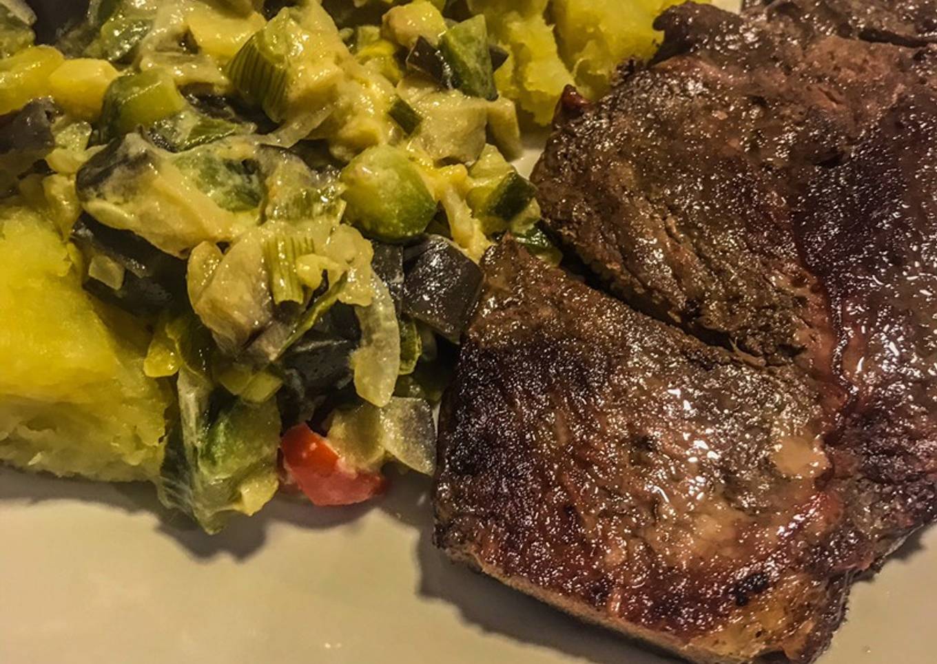 Puré de Batatas y verdura con churrasco