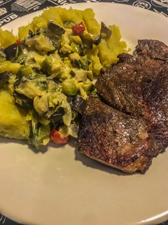 Una foto de Puré de Batatas y verdura con churrasco