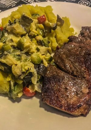 Una foto de Puré de Batatas y verdura con churrasco