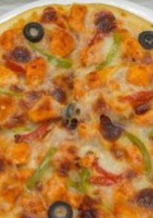 A picture of Tandoori Chicken pizza.