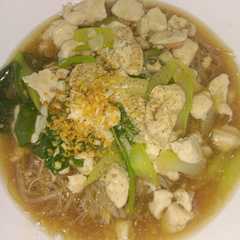 Una foto de ราดหน้าไก่เส้นหมี่ (Thin Rice Noodles with Chicken in Thick Gravy)