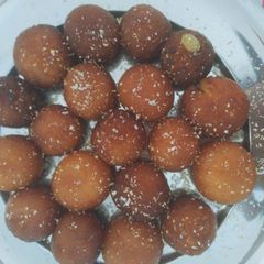 A picture of Gulab jamun.