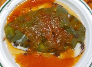 Una foto de Nopal relleno de frijoles y queso
