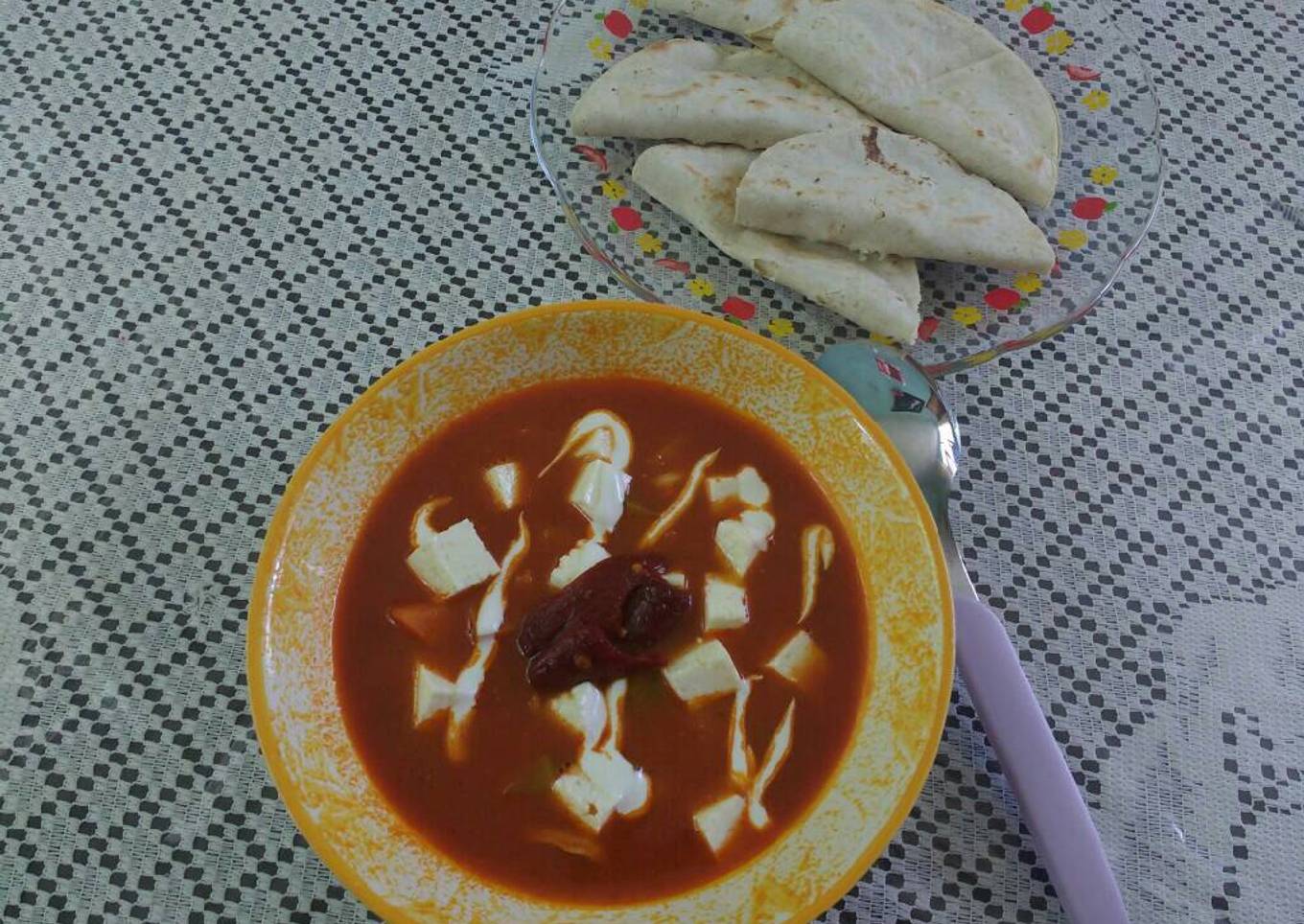 Caldo estilo Tlalpeño y Quesadillas al Comal