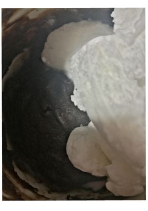 Una foto de Mug cake con helado de coco