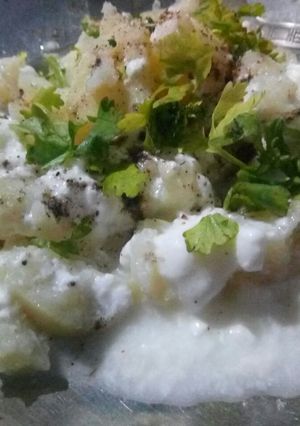 A picture of Dahi Aloo chat.