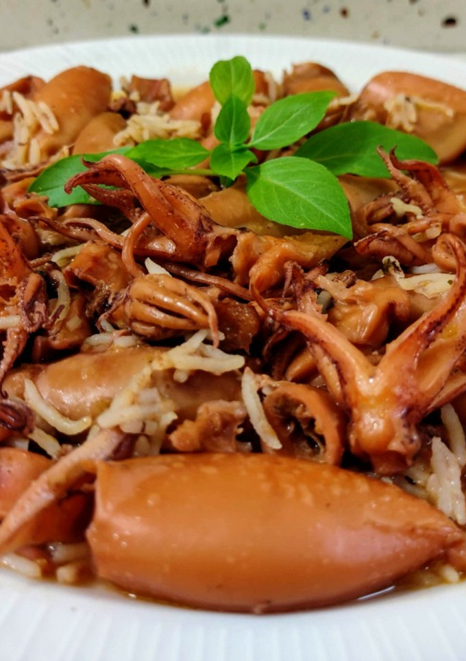 Una foto de Chipirones en salsa con arroz