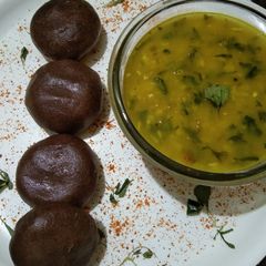 A picture of Ragi mudde.