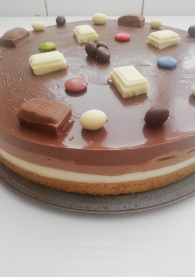 Una foto de Tarta tres chocolate