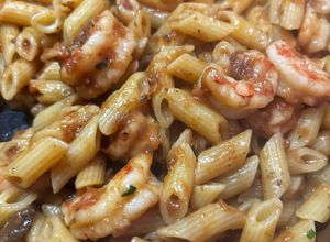 Foto di Penne con crema di melanzane e gamberi
